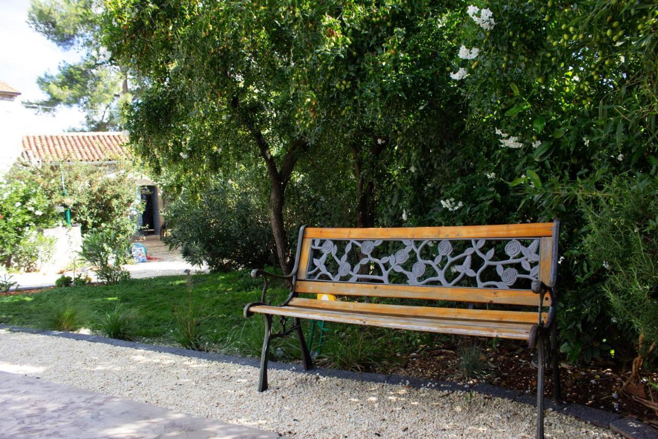 Eti And Mia Holiday Apartments Muntić Buitenkant foto